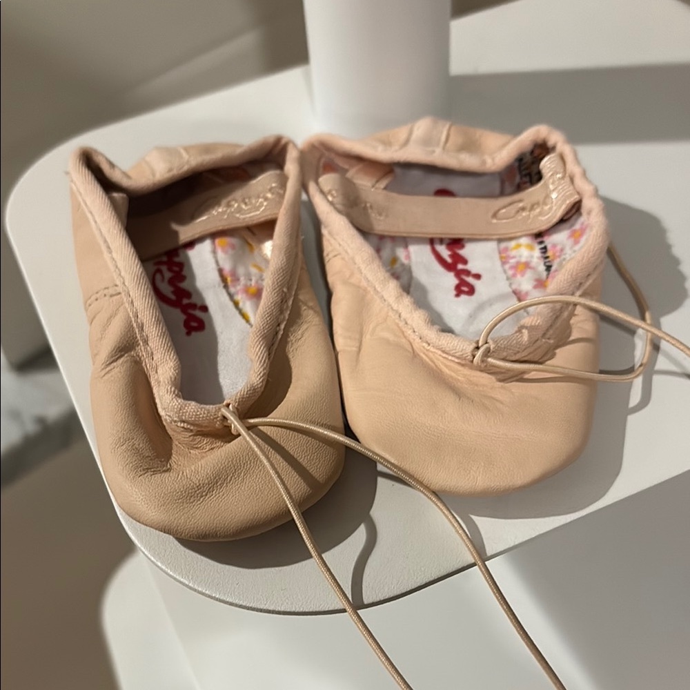 Capezio Daisy Kids Unisex Ballet Shoes in Ballet Pink (NWOT/never worn) Size 7N